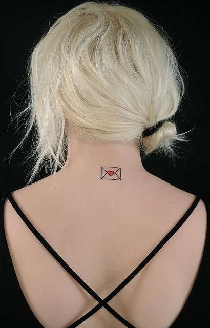 Tatuaggi piccoli sul collo: la lettera d'amore