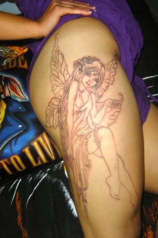 Tatuaggio angelo sulla coscia