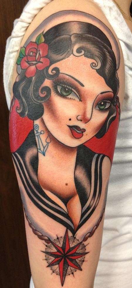 Tatuaggio da braccio con pin up