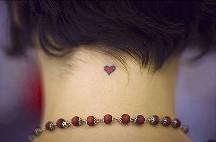 Tatuaggio piccolo cuore sul collo