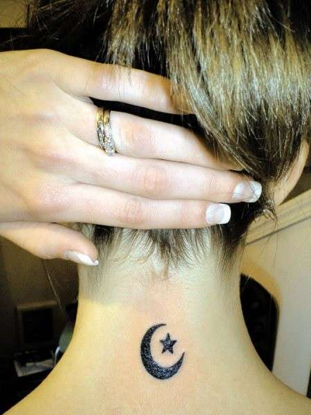 Tatuaggio sul collo: luna e stella