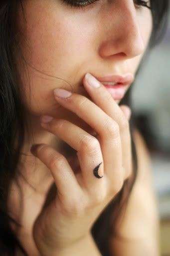 Tatuaggio sul dito  a forma di luna