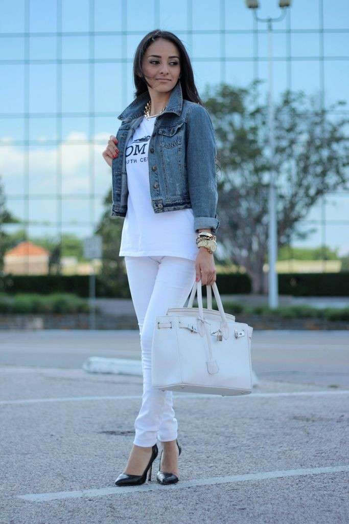 Total white e bolero di jeans
