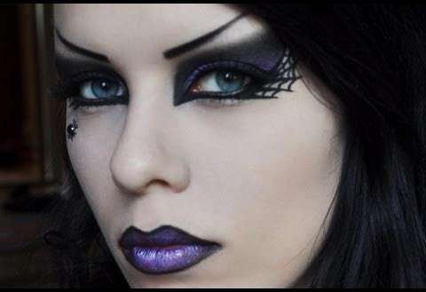 Trucco Halloween con labbra viola