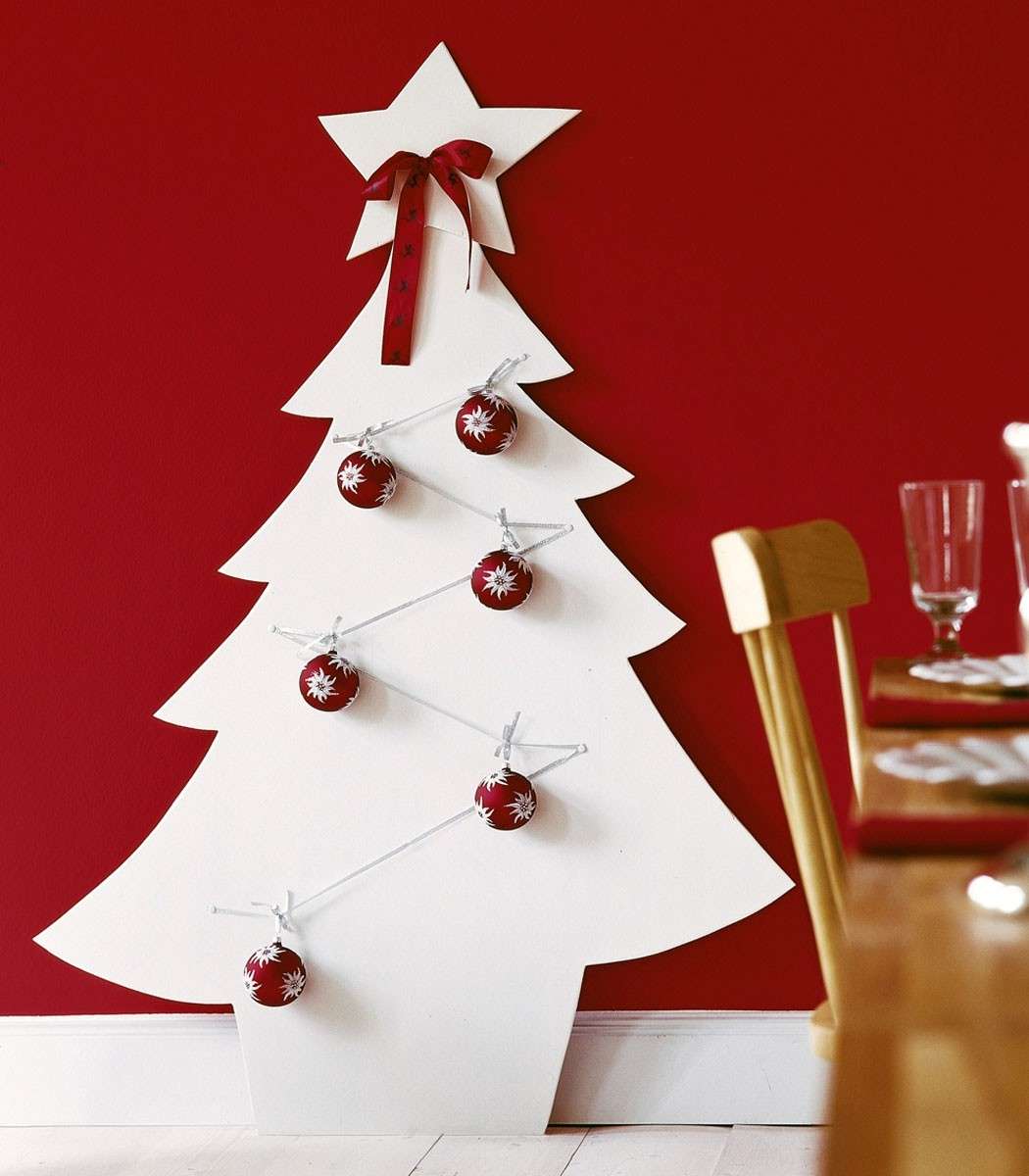 Albero di bianco con palline rosse