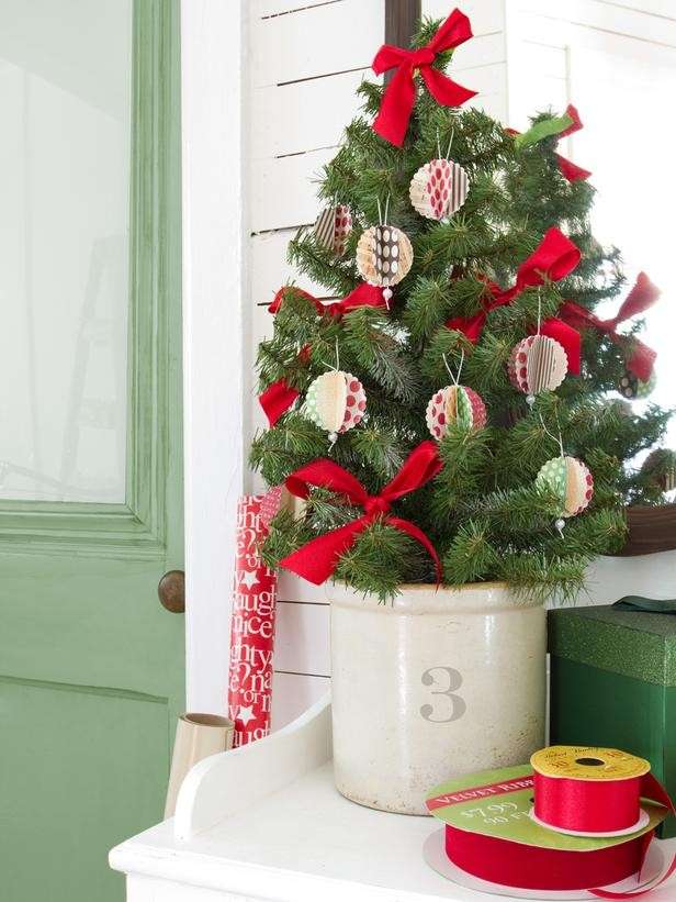 Albero di Natale decorato con palline di carta