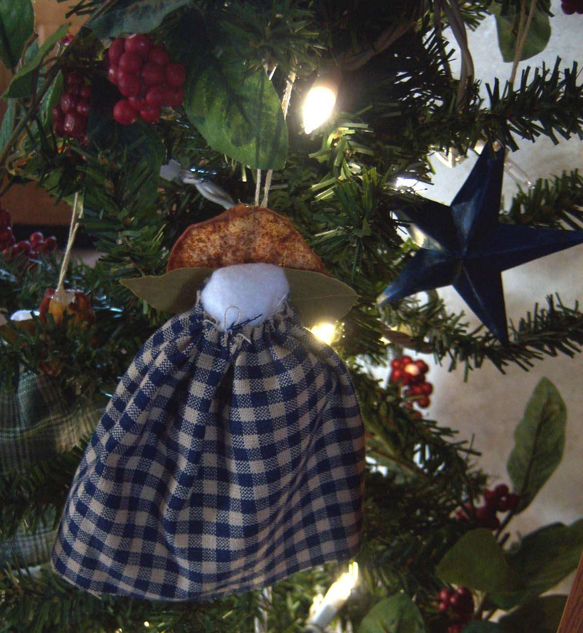 Angelo di stoffa a quadretti per l'albero di Natale
