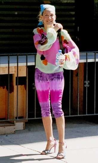 Blusa Chanel e leggings colorati