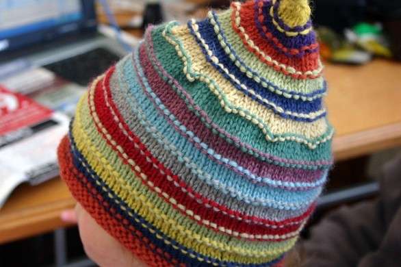 Cappellino a righe colorate
