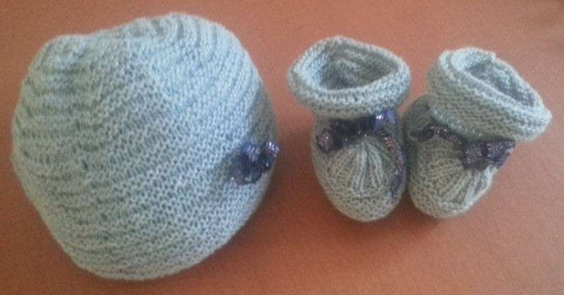 Cappellino azzurro con fiocco
