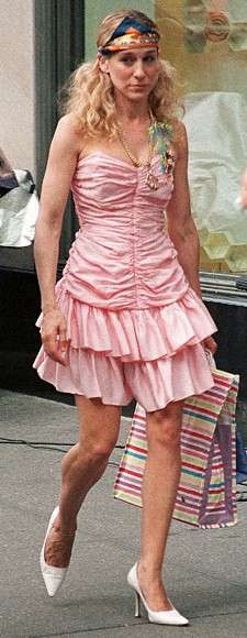 Carrie Bradshaw con minidress rosa