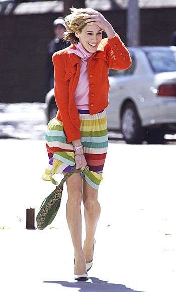 Carrie Bradshaw indossa una gonna a righe