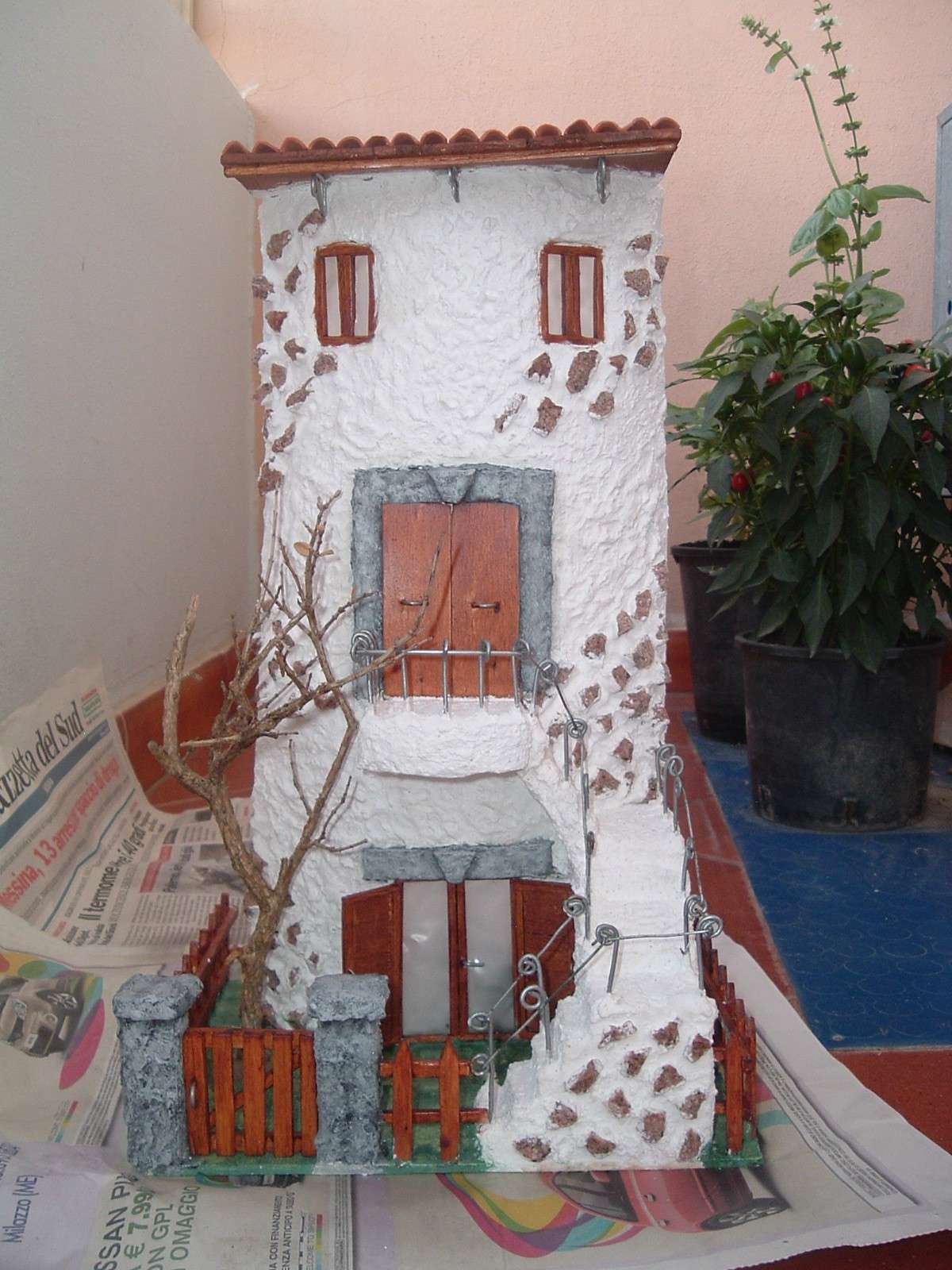 Casa bianca con decoupage sulla tegola