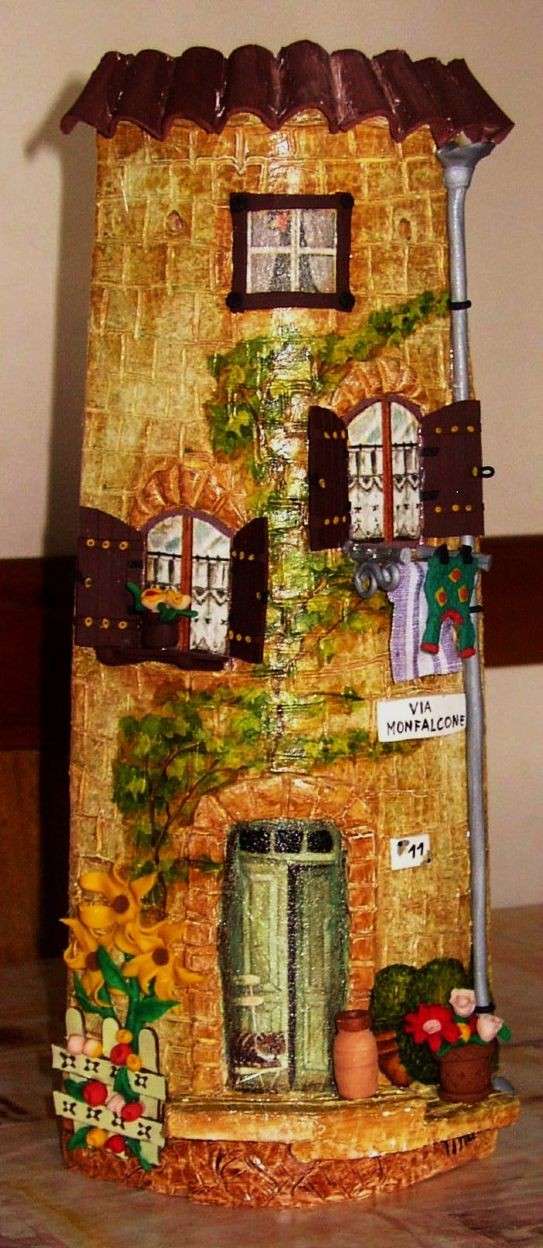 Casa di mattoni su tegola al decoupage