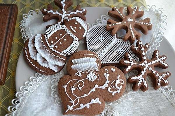 Decorazioni fantasiose per i biscotti di pan di zenzero