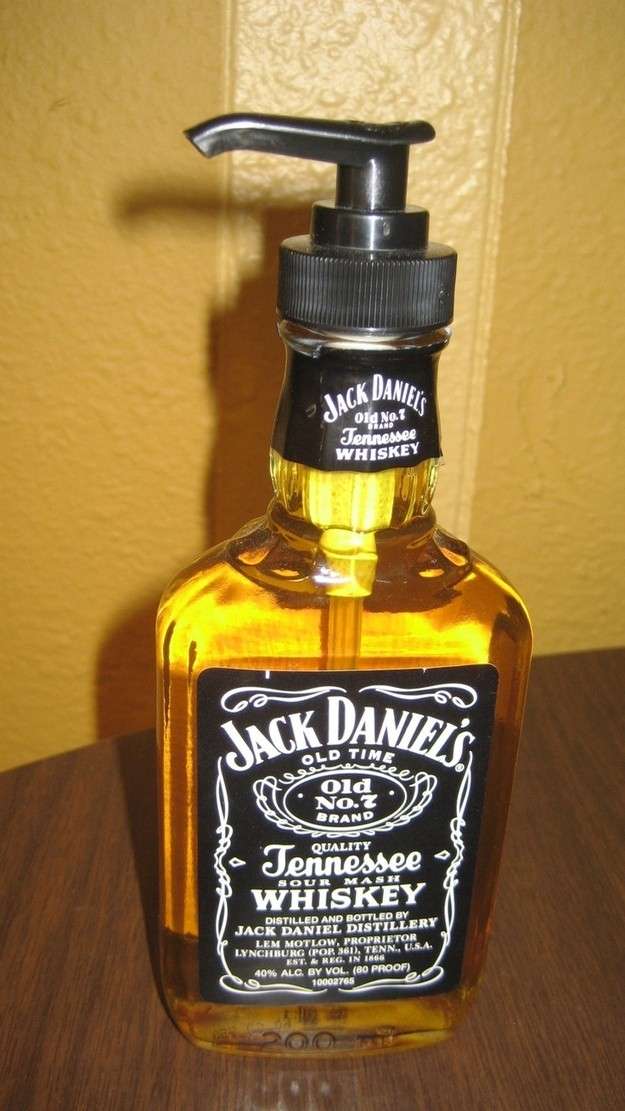 Dispenser realizzato con una bottiglia di whisky