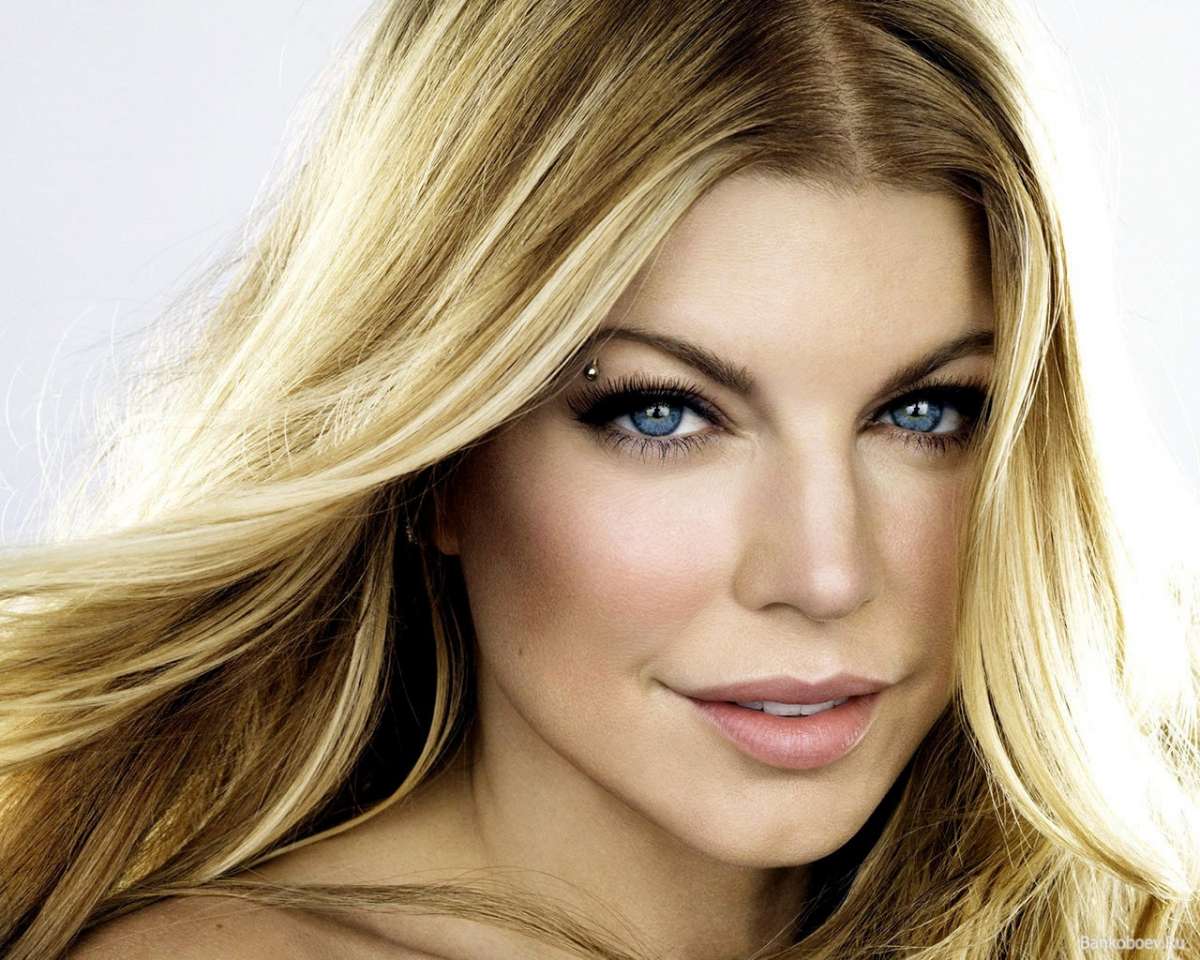 Fergie piercing al sopracciglio