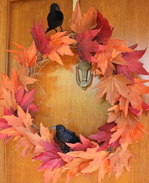 Foglie e corvi per la ghirlanda d'autunno