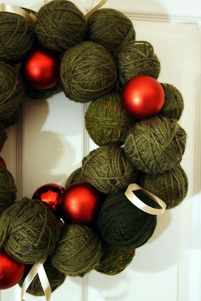 Ghirlanda con palline di lana per Natale