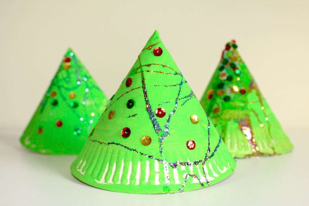 Gli alberi di Natale con i piatti di carta