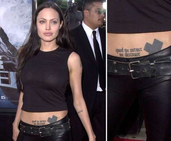 Il tatuaggio a forma di croce di Angelina Jolie