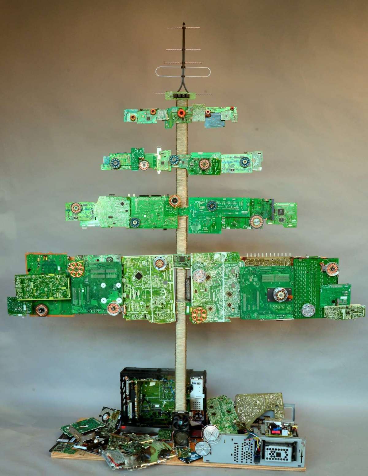 L'albero di Natale con materiali di riciclo