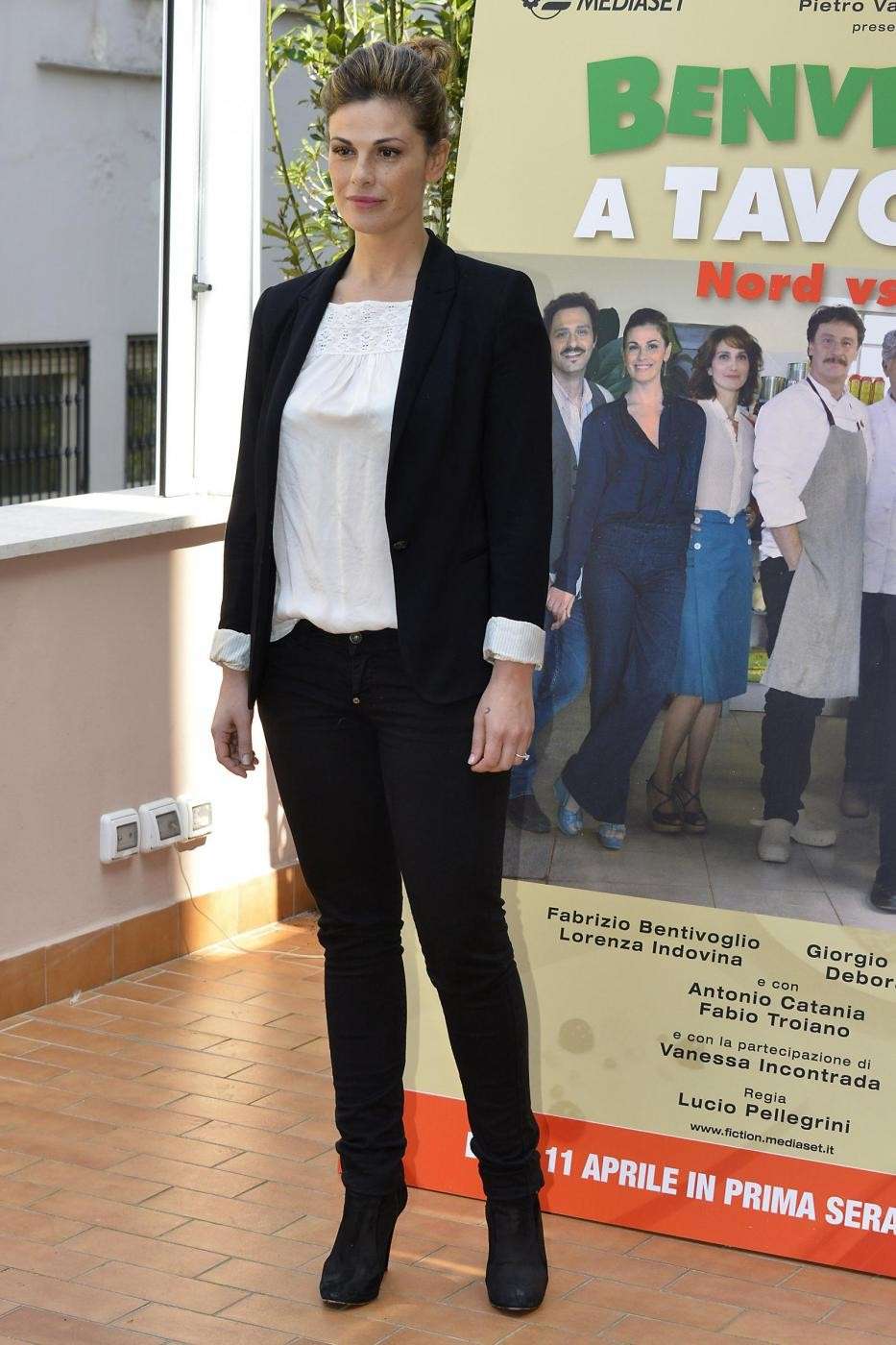 La conduttrice spagnola al photocall di una serie tv