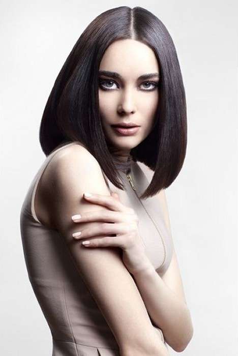 Long bob liscio con riga in mezzo