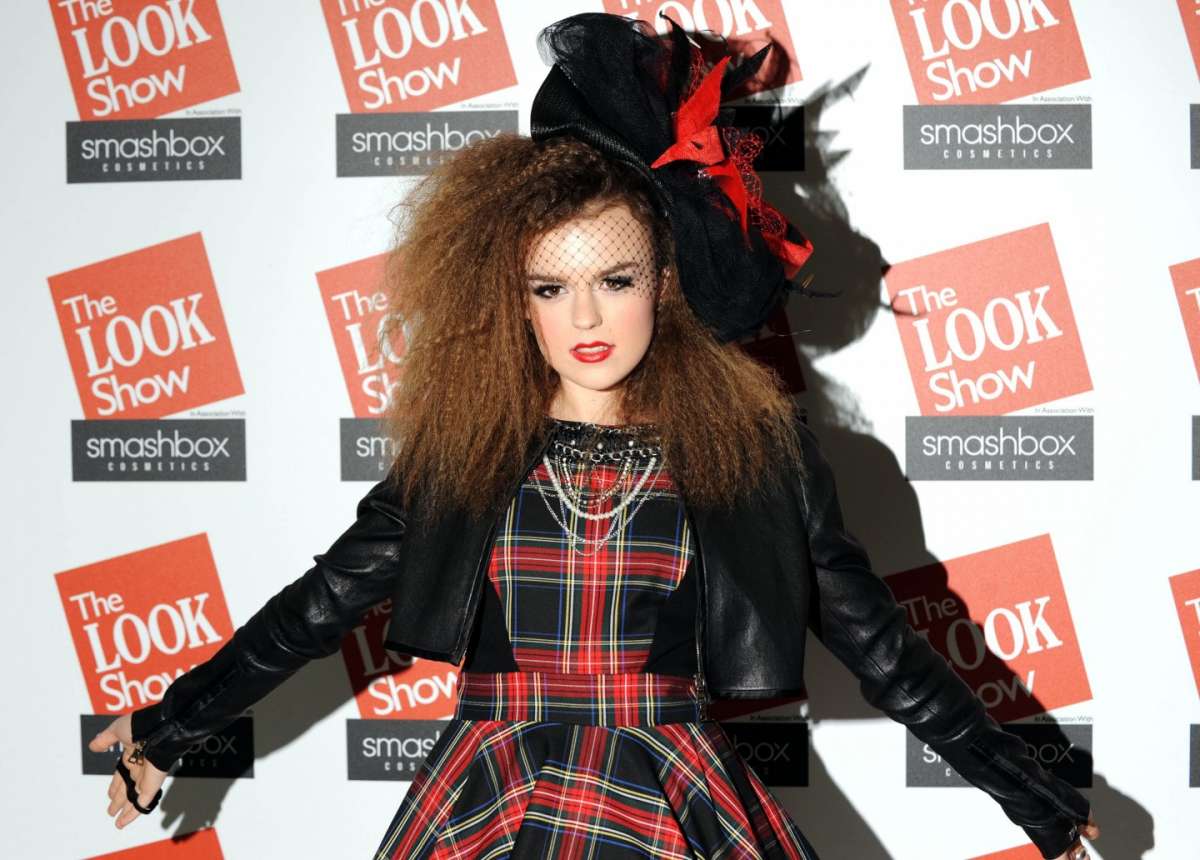 Look grunge con capelli frisé