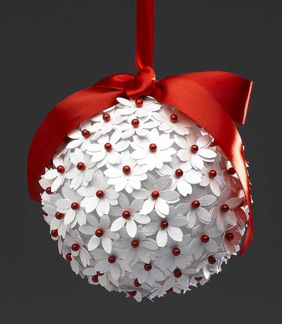 Pallina di Natale con fiorellini bianchi e rossi