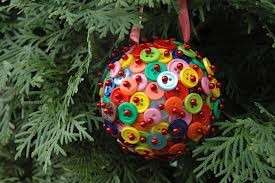 Pallina di Natale fai da te con bottoni colorati