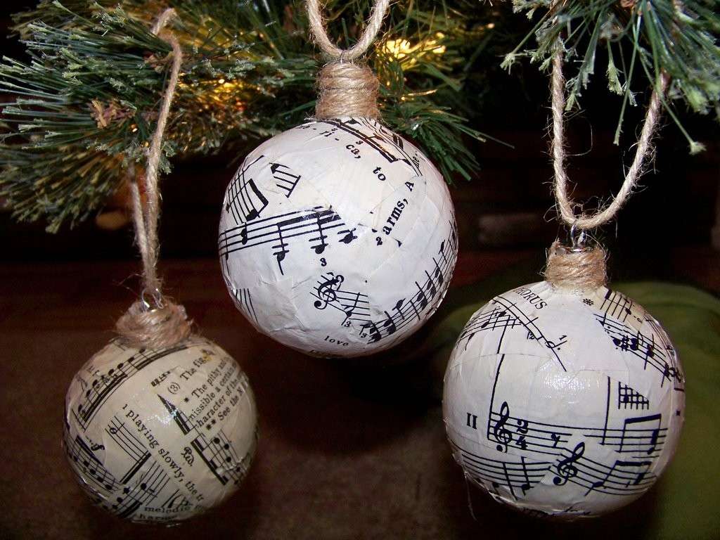 Palline di Natale con note musicali