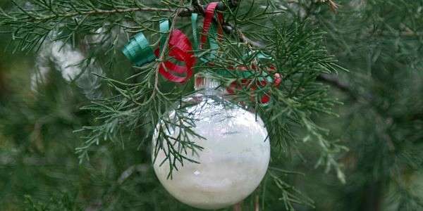 Palline di Natale fai da te con stoffa bianca