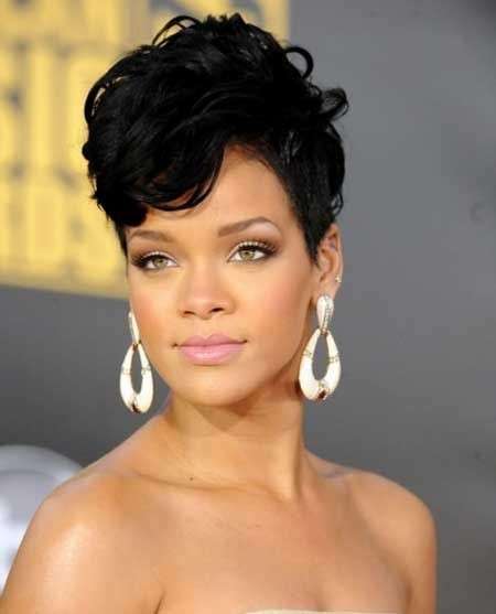 Rihanna beauty look