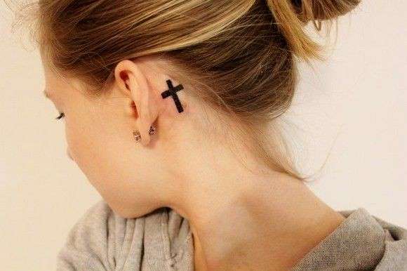 Tattoo a croce dietro l'orecchio