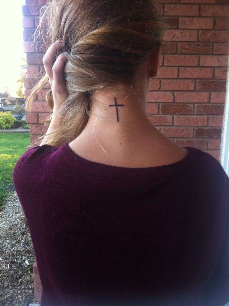 Tattoo croce sul collo