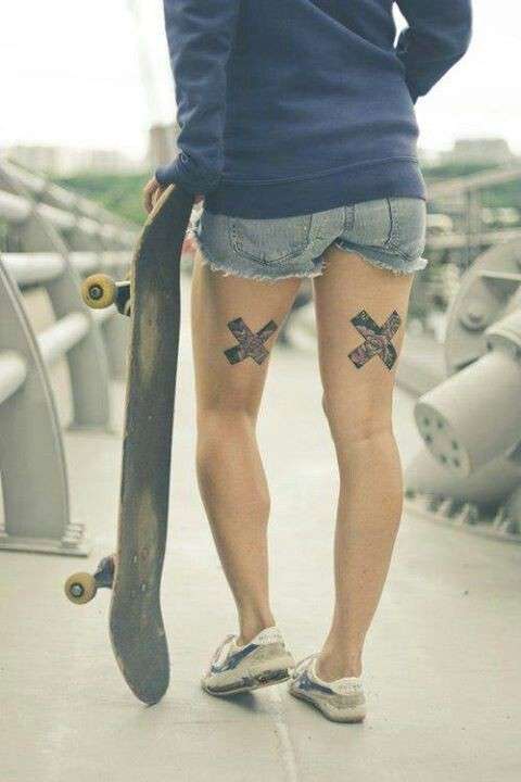 Tatuaggi a forma di croce sulle gambe