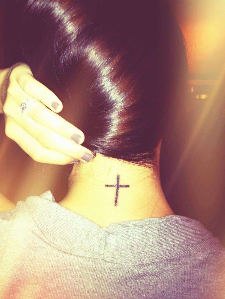 Tatuaggio a croce sottile sul collo