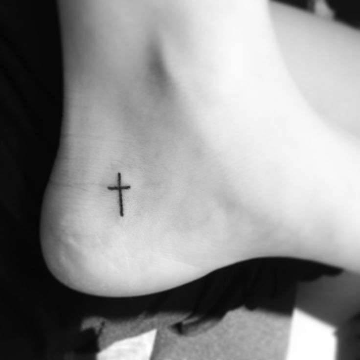 Tatuaggio a forma di croce sul tallone