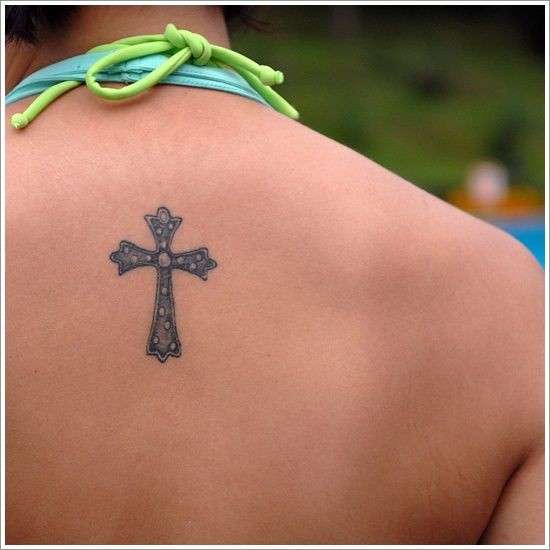 Tatuaggio croce celtica sulla schiena