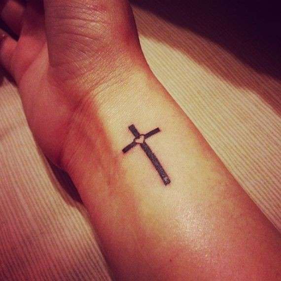 Tatuaggio croce con cuore sul polso