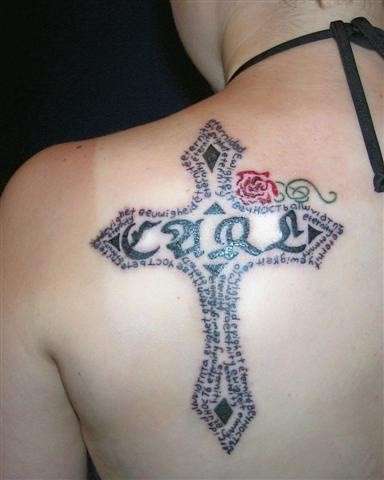Tatuaggio croce formata da scritte