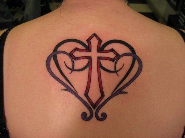 Tatuaggio croce in rosso con cuori tribali