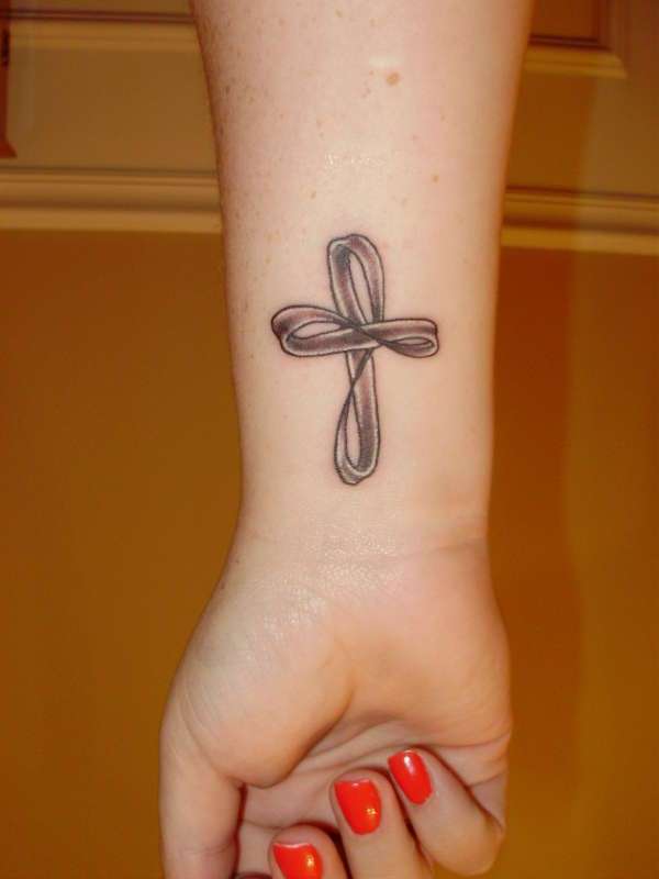 Tatuaggio croce intrecciata sul polso