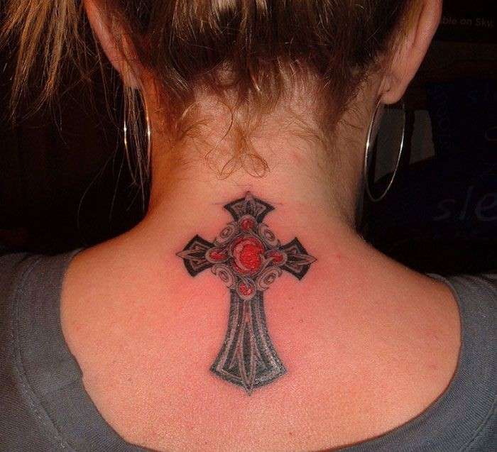 Tatuaggio croce lavorata e colorata sotto il collo