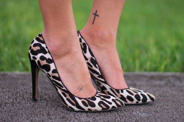 Tatuaggio croce sulla caviglia