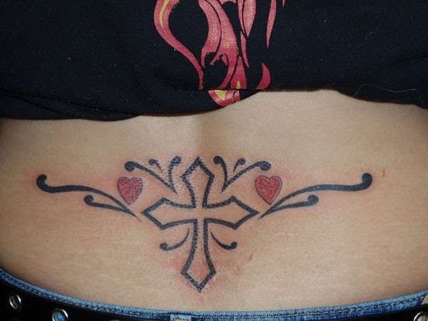 Tatuaggio croce tribale con cuori rossi