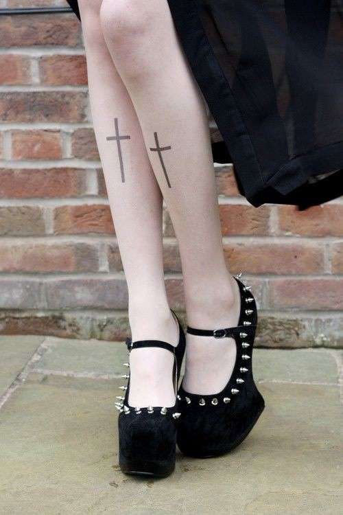 Tatuaggio croci sulle gambe