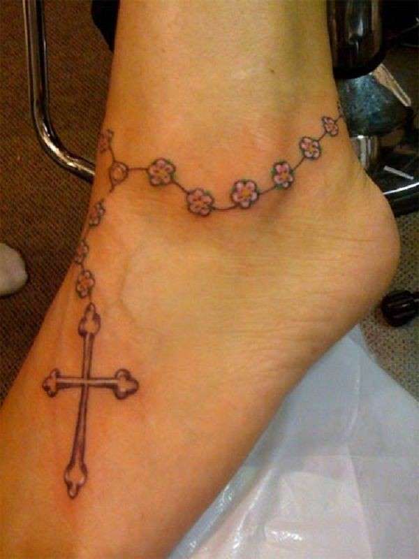 Tatuaggio crocifisso sul piede