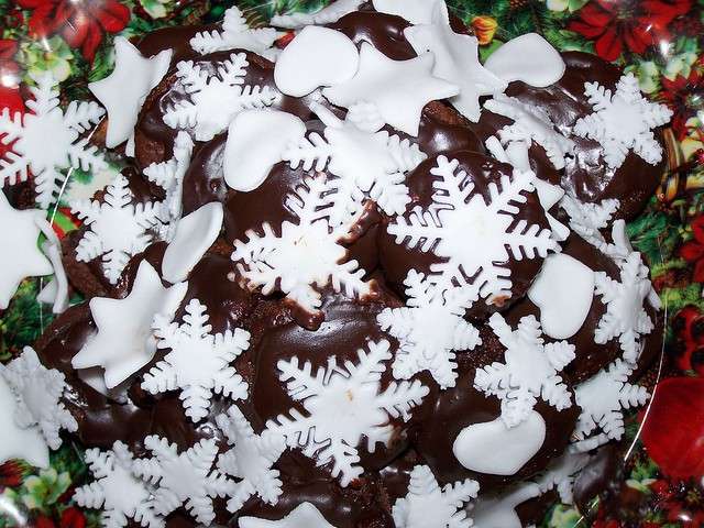 Torta al cioccolato con decorazioni di neve